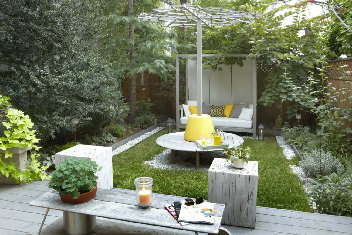 Aménager un petit jardin de 10m2 : un espace détente avec canapé, table basse, bougie et verdure luxuriante.