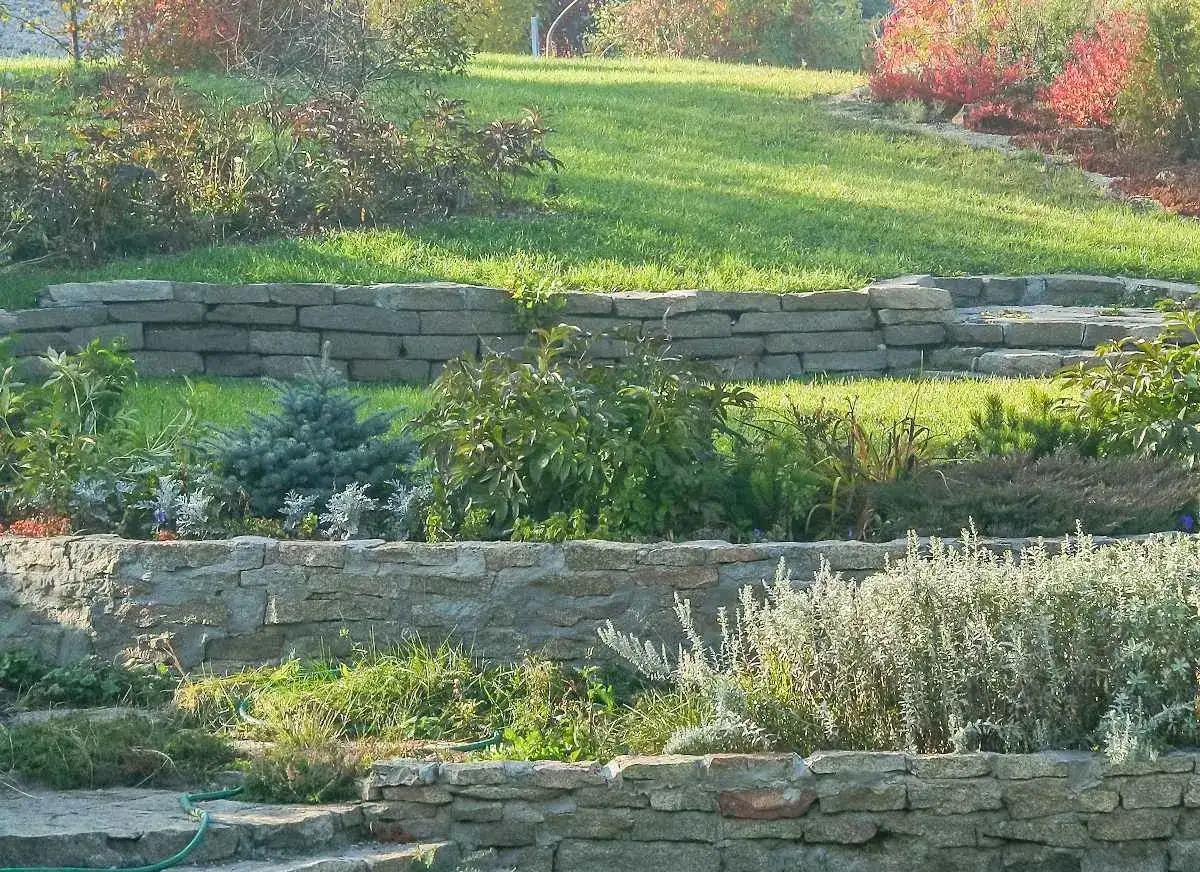 Comment aménager une butte en pente durablement ?