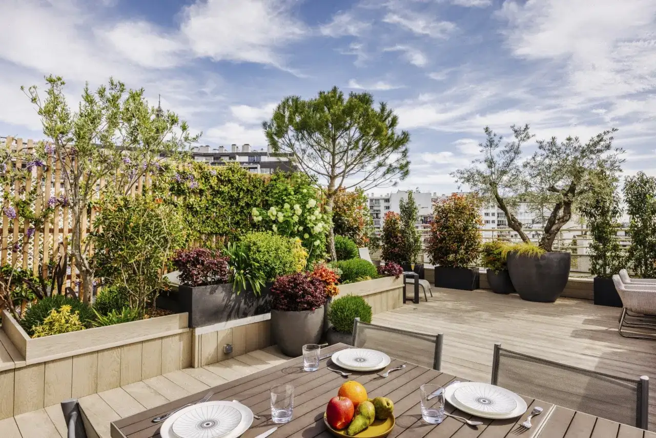 Aménager une terrasse parisienne belle, pratique et durable