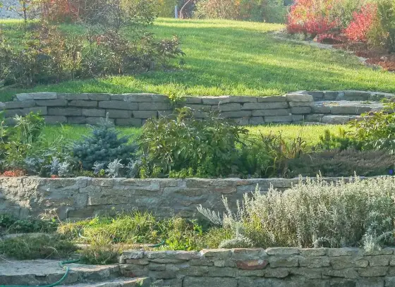 Comment aménager une butte en pente durablement ?